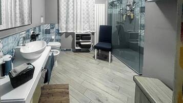 Studio | Bathroom