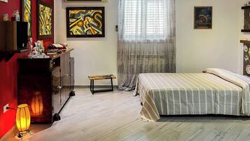 Studio | Iron/ironing board, WiFi (free)
