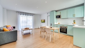 A modern apartment with a dining area, kitchen, and living space. - Historic Center Cozy Duplex (Estepona)