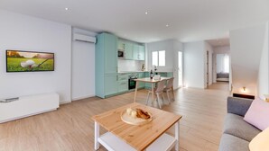 A modern apartment with a dining area, kitchen, and living room. - Historic Center Cozy Duplex (Estepona)