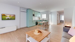 A modern apartment with a dining area, kitchen, and living room. - Historic Center Cozy Duplex (Estepona)
