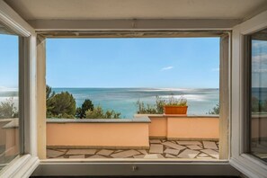 A balcony with a view of the sea, a potted plant, and a tiled floor. - [Terrazzasulmare] privateparking-seaview-A/C (Tellaro)