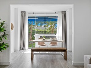 Ein stilvoller Essbereich mit einem Holztisch, zwei Stühlen und einer Bank.