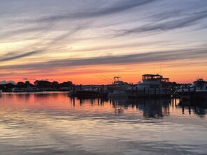 Un puerto deportivo con barcos amarrados al muelle durante el atardecer.