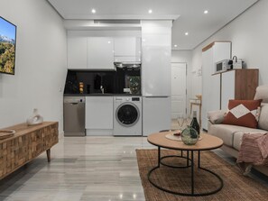 Eine moderne Wohnung mit Küche, Essbereich und Wohnzimmer.