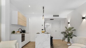 A modern living space with a kitchen, dining area, and seating. - Fabuloso Apartamento Junto a la Playa (Marbella)