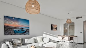 Una sala de estar moderna con sofá, una mesa de centro y una obra de arte en la pared.