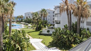 A resort with a pool, palm trees, and a clear view of the sea. - 1 Bdr Playa Roc o 2 (Marbella)