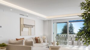 Ein modernes Wohnzimmer mit Sofa, Couchtisch und Blick ins Freie.