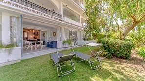 Ein zweistöckiges Gebäude mit Balkon, Außenbereich und Garten.