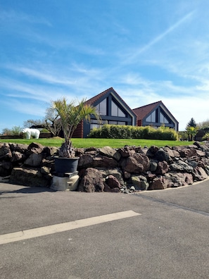 Property grounds - Comfortable 4-Person Vacation Rental at the Foot of Olhain Park - 4-Star (Fresnicourt-le-Dolmen)