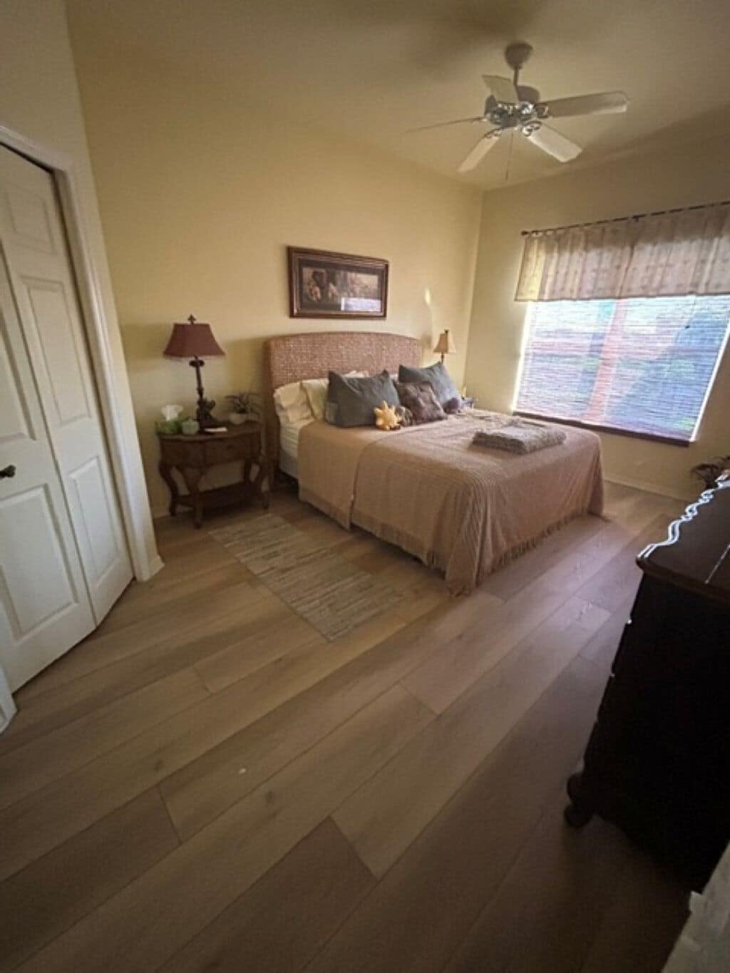 2 bedrooms, iron/ironing board, internet, bed sheets