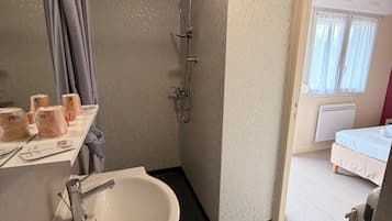 Chambre double ou avec lits jumeaux, vue sur la montagne | Salle de bain