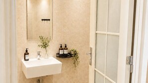 Deluxe Room | Bathroom