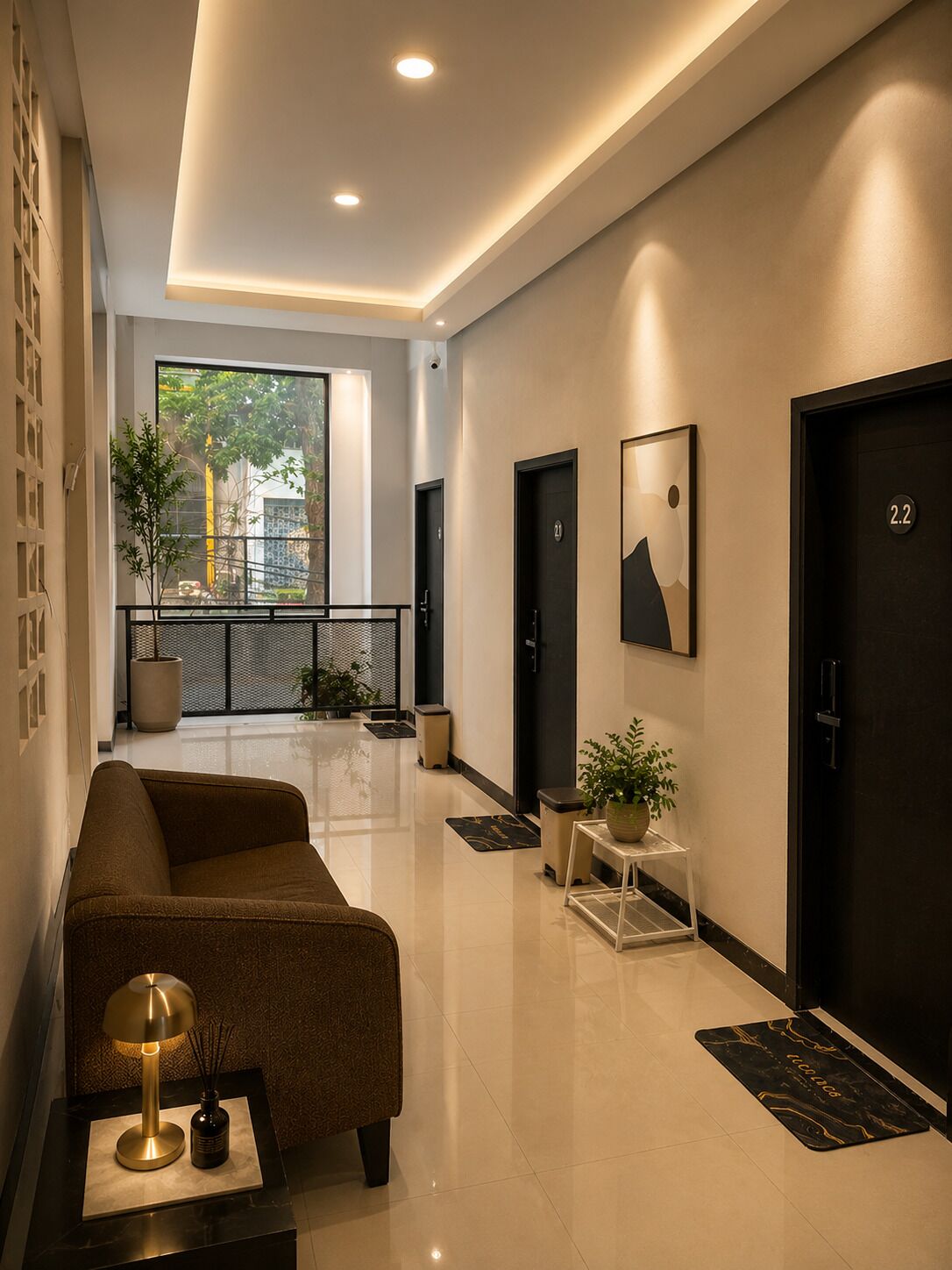 Un vestíbulo de hotel moderno con un sofá, una lámpara y una planta en maceta.