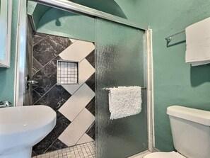 Bathroom - Madison-Emerald Flat-4 (Montgomery)