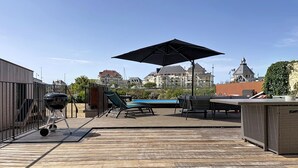 A rooftop deck with a barbecue grill, lounge chairs, a pool table, and a large umbrella. - La Maison du Port – Beach within walking distance, peaceful and comfortable (Dives-sur-Mer)