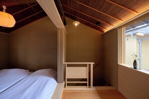 Tabla de planchar con plancha, internet y ropa de cama 