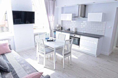 Spacious 50m² Apartment by Market Square for 6 with Air Conditioning