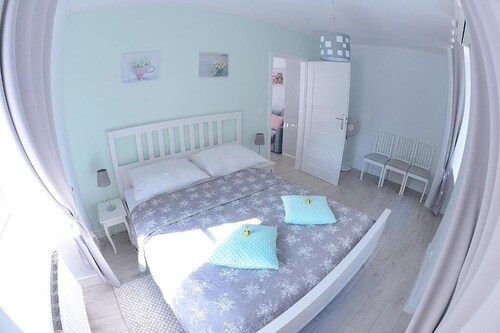 Spacious 50m² Apartment by Market Square for 6 with Air Conditioning