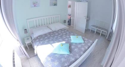 Spacious 50m² Apartment by Market Square for 6 with Air Conditioning
