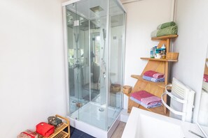 シャワー、ヘアドライヤー、タオル、石鹸