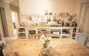 Coffee/tea maker, fridge, oven, stovetop