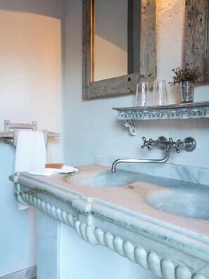 Regadera, secadora de cabello, bidet, jabón