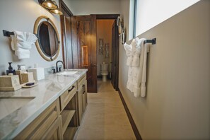 Hair dryer, towels, soap, toilet paper - Ocean View Four Bedroom Villa - Prana Maya Island Resort (Placencia)