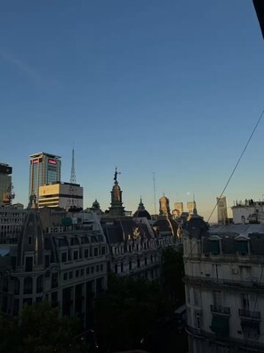 Eine Stadtsilhouette mit historischen Gebäuden und modernen Wolkenkratzern.
