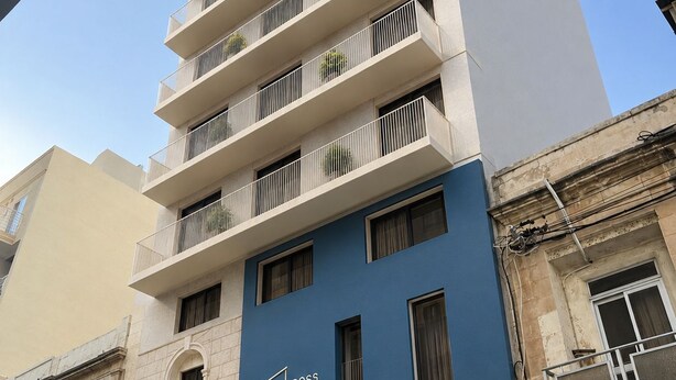 A multi-story hotel with balconies, a blue facade, and a sign indicating it's the Ross Street Hotel. - Ross Street Hotel (San Ġiljan)