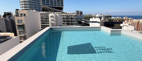 Kolam renang rooftop