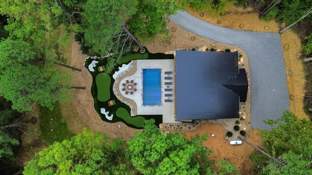 Propiedad residencial con piscina, patio y zona exterior cubierta.