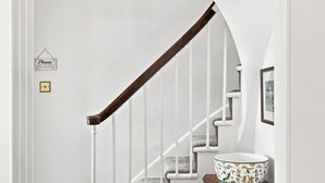 A staircase with white railings and a wooden handrail. - West Beach Cottage - Large Garden and Tay Views (Dundee)