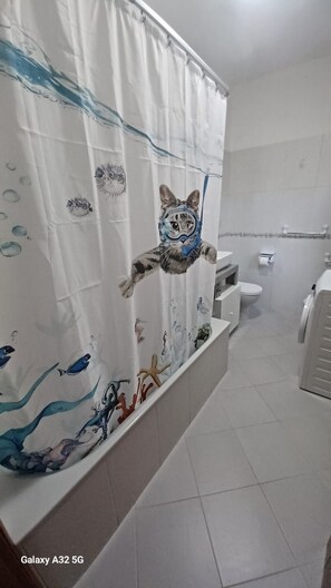 Asciugacapelli, bidet, asciugamani, carta igienica