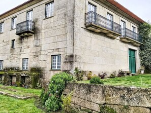 Ein Gebäude aus Stein mit mehreren Fenstern und Balkonen.