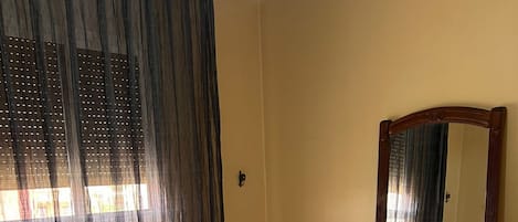 2 quartos, ferros/tábuas de passar roupa, Wi-Fi, roupa de cama