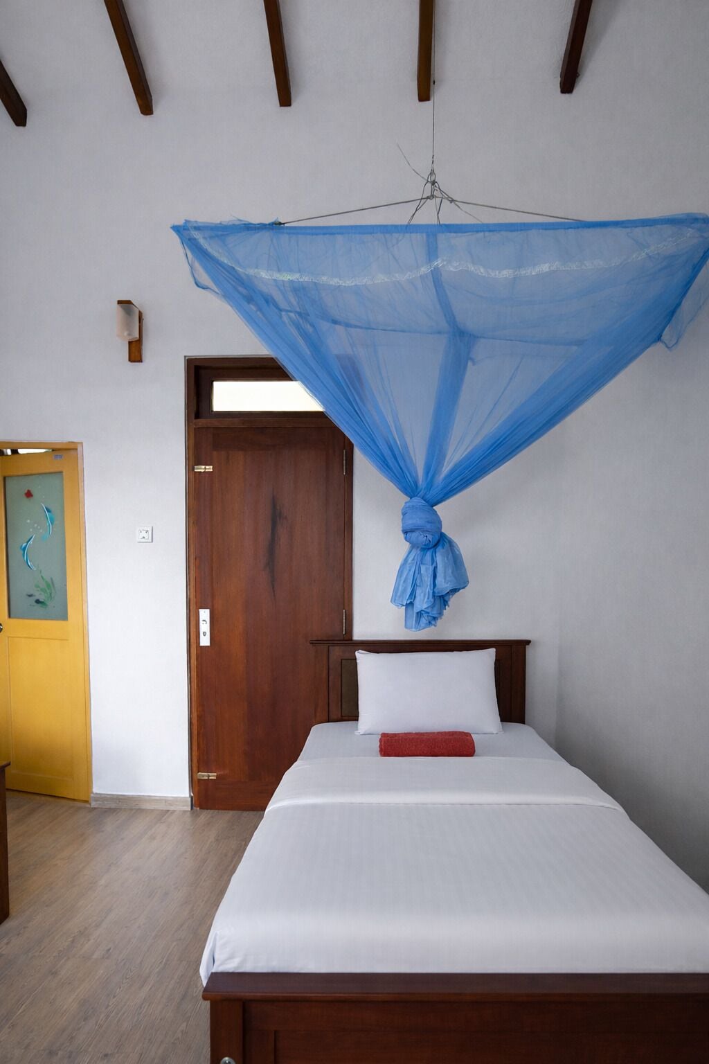 Habitación triple, balcón, vista a la montaña | Escritorio, tabla de planchar con plancha y wifi gratis 