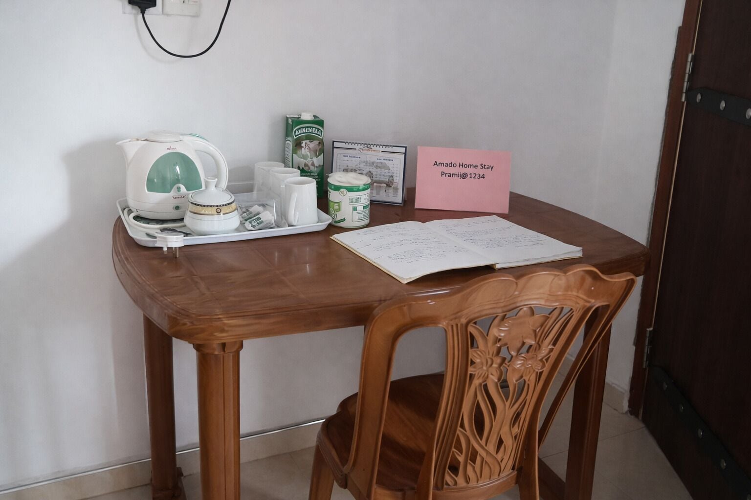 Habitación familiar, balcón, vista a la montaña | Escritorio, tabla de planchar con plancha y wifi gratis 