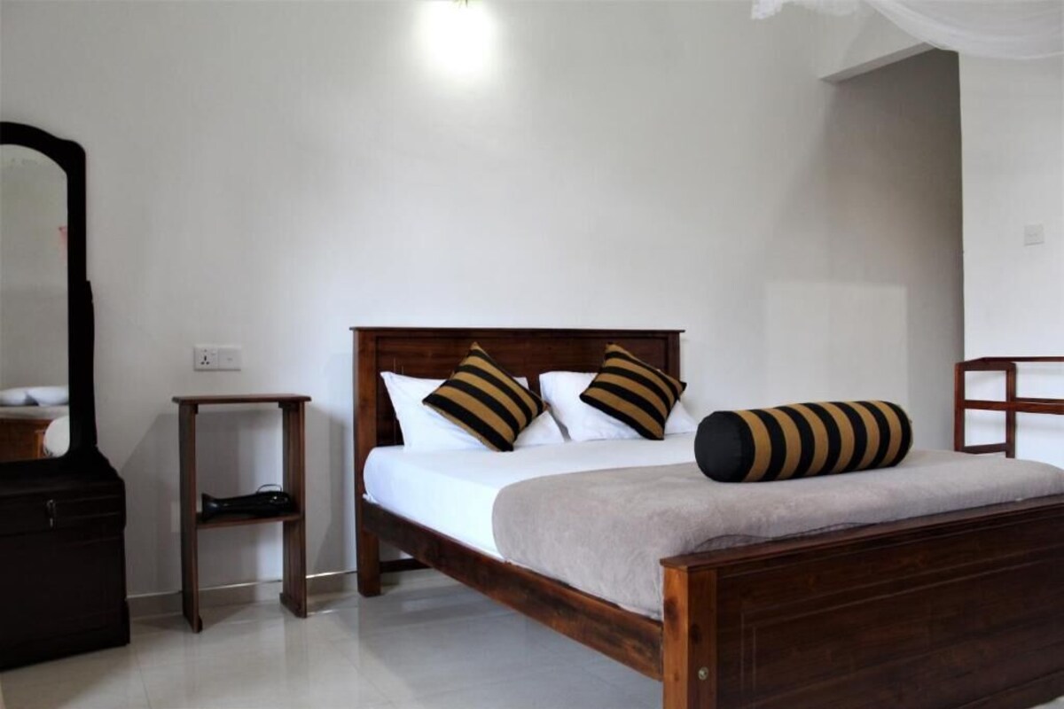 Habitación familiar, balcón, vista a la montaña | Escritorio, tabla de planchar con plancha y wifi gratis 