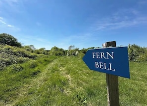 A directional sign for Fern Bell. - Elegant Hideaway| Twin baths under the stars (Doddington)