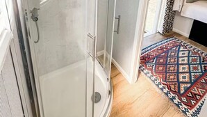 Hair dryer, towels, soap, toilet paper - Elegant Hideaway| Twin baths under the stars (Doddington)