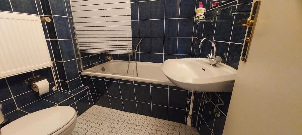 Ein Badezimmer mit Toilette, Waschbecken und Badewanne.