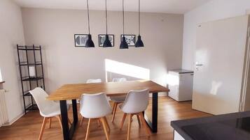Appartamento Comfort, balcone | Pasti