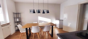 Appartamento Comfort, balcone | Pasti