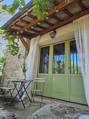 Outdoor dining - Vrbo Property (Crocemarroggia)