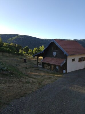 Unclassified image, 3 of 10, button - Chalet "De montagne Milles Étangs": mountain view, private terraces and garden (Haut-du-Them-Château-Lambert)