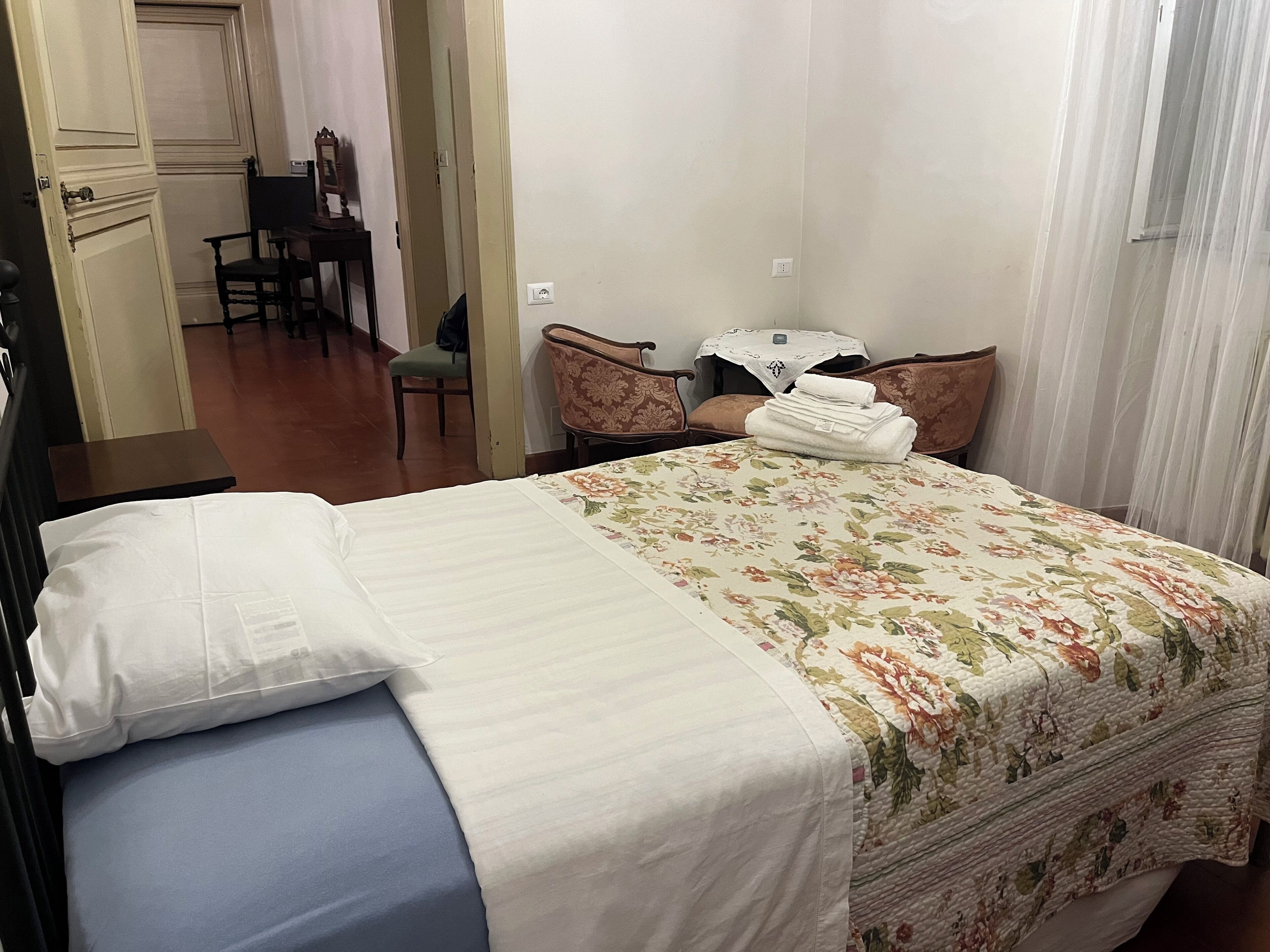3 chambres, fer et planche à repasser, lit de bébé portatif