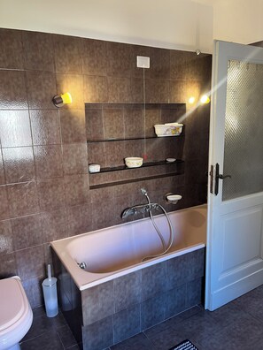 Douche, sèche-cheveux, bidet, serviettes fournies