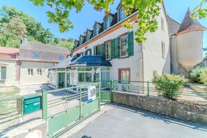 Ein Gebäude im traditionellen Baustil, mit einem markanten Turm und einem ehrwürdigen Eingangstor.